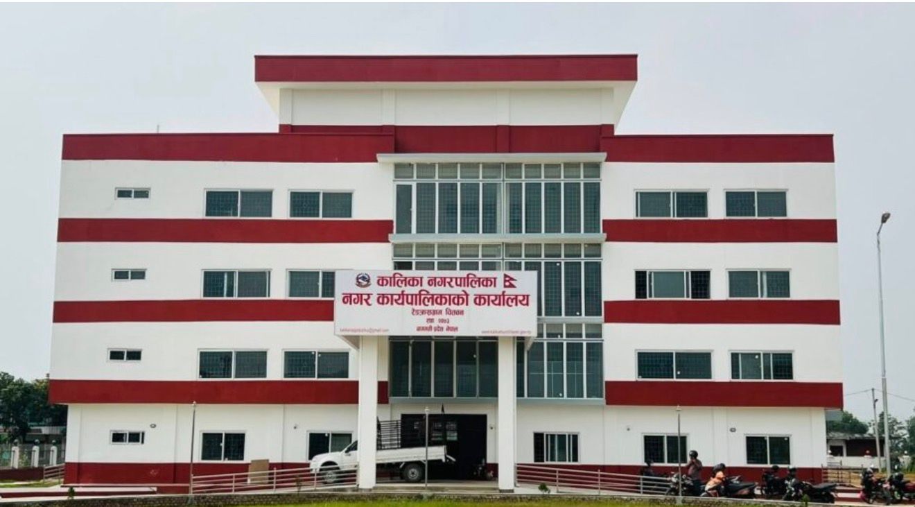 कालिका नगरपालिकाको आफ्नै भवन, निर्माणमा ढिलाइ गर्ने ठेकेदारलाई करोडौँ जरिबाना