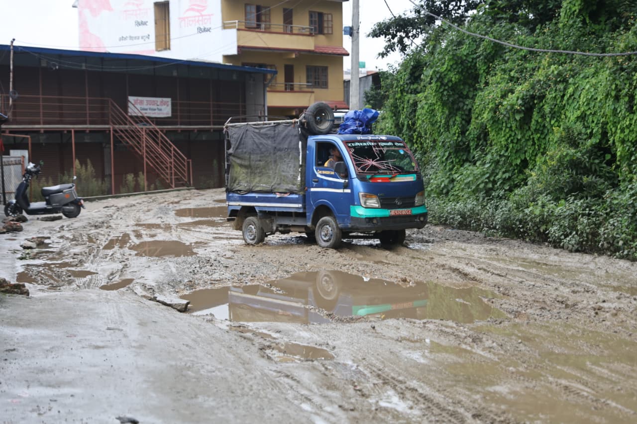 यातायात कार्यालय चाबहिल पुग्ने सडकको बिजोग