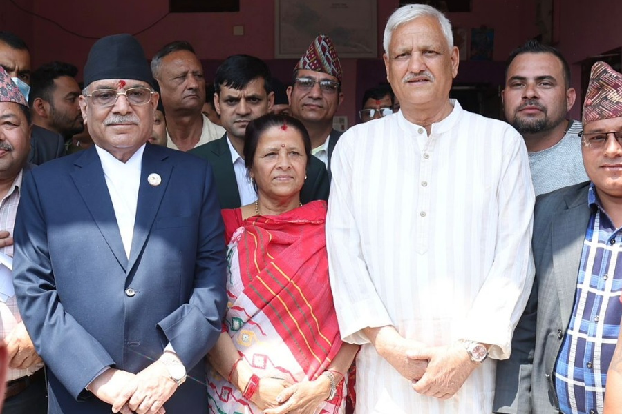 लेखराज भट्ट भेट्न कैलालीस्थित निवासमै पुगे प्रधानमन्त्री दाहाल