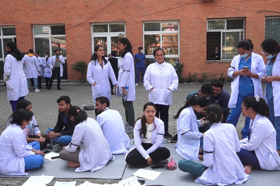 चिकित्सकमाथि कुटपिटको विरोधमा पाटन अस्पतालमा आकस्मिकबाहेकका सेवा ठप्प