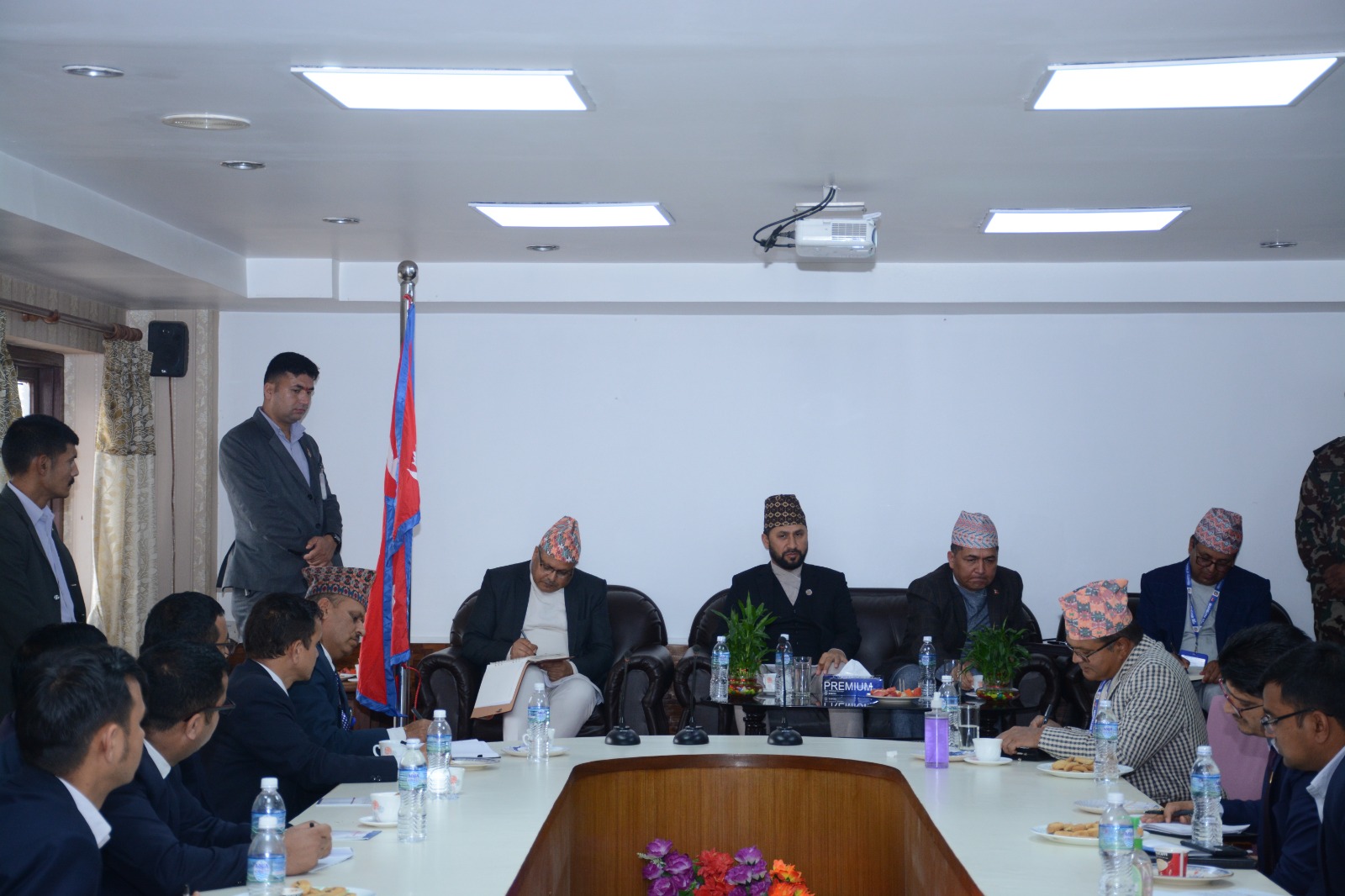 विमानस्थलमा अनावश्यक हैरानी दिने प्रवृत्ति रोकियोस् : गृहमन्त्री