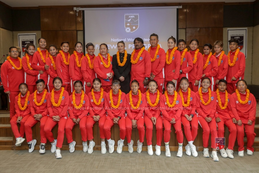 महिला फुटबल टोली भारततर्फ, प्रशिक्षक थापा भन्छन्– दुवै खेलमा भारतलाई हराउँछौँ