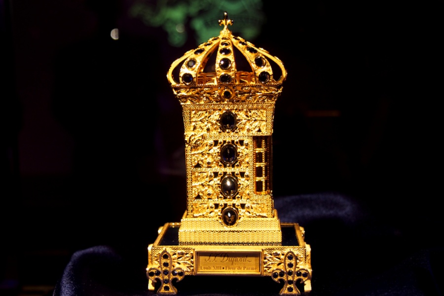 सुन र नीलमणिजडित विश्वकै महँगो लाइटर