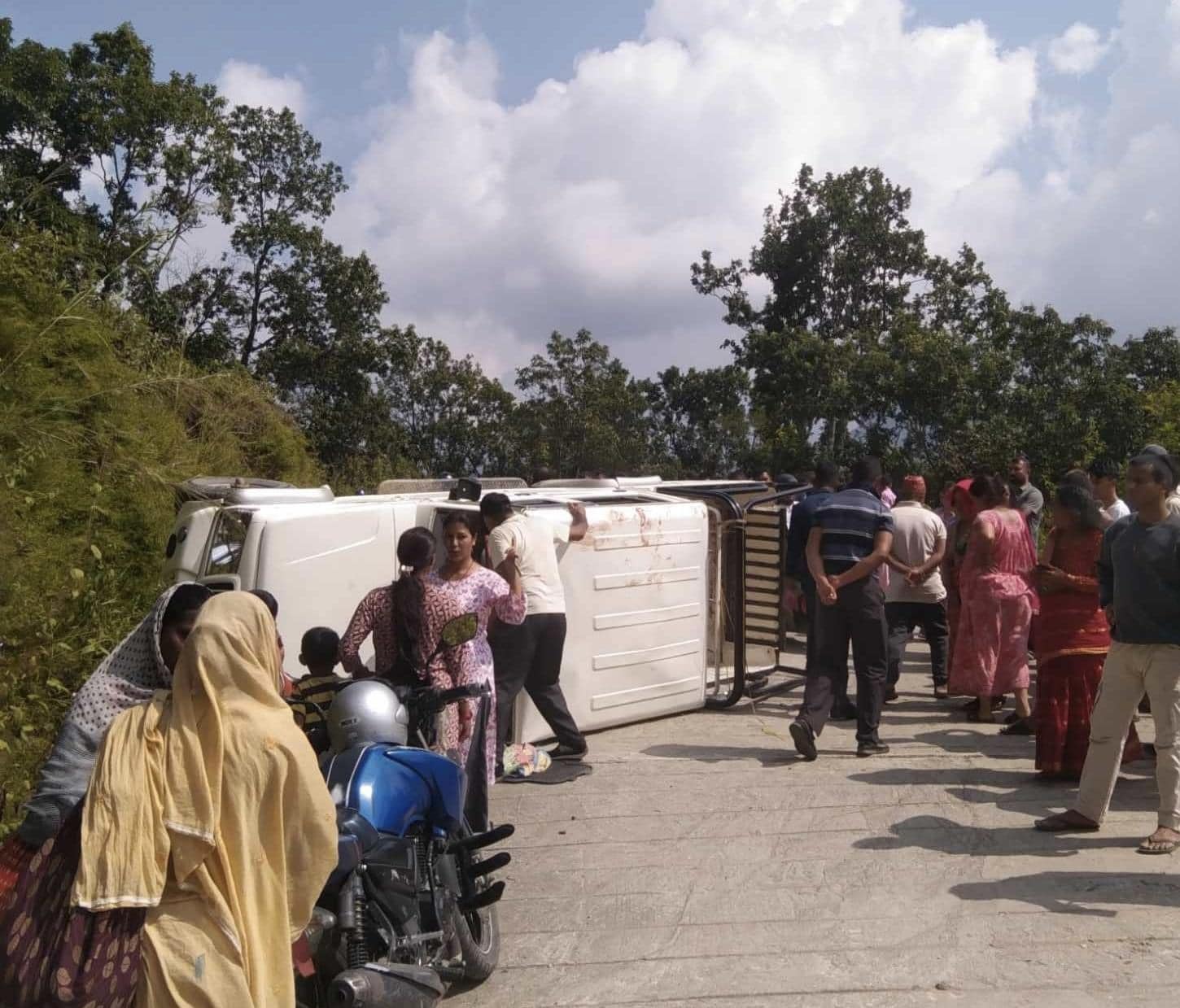 लमजुङ जिप दुर्घटनाका गम्भीर घाइतेलाई भरतपुर पठाइयो