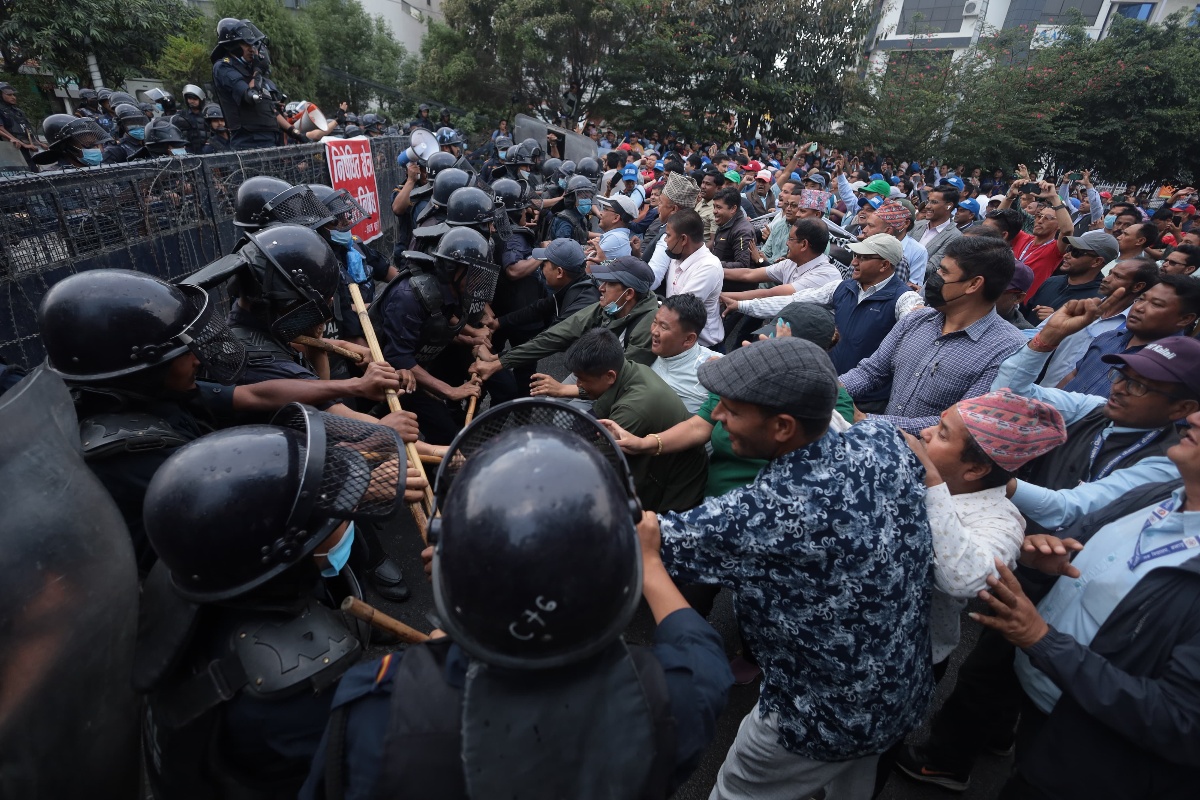 झडपमा शिक्षक, प्रहरी र पत्रकारसहित २६ जना घाइते