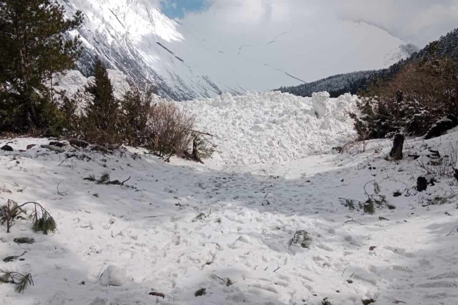 मनाङको ढुकुरपोखरीमा हिमपहिरो: आवतजावत गर्न जोखिम