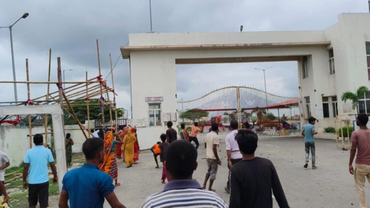 साइकलयात्रीको मृत्युपछि विराटनगर भन्सार परिसरमा प्रदर्शन, भीड नियन्त्रण गर्न टियर ग्यास प्रहार