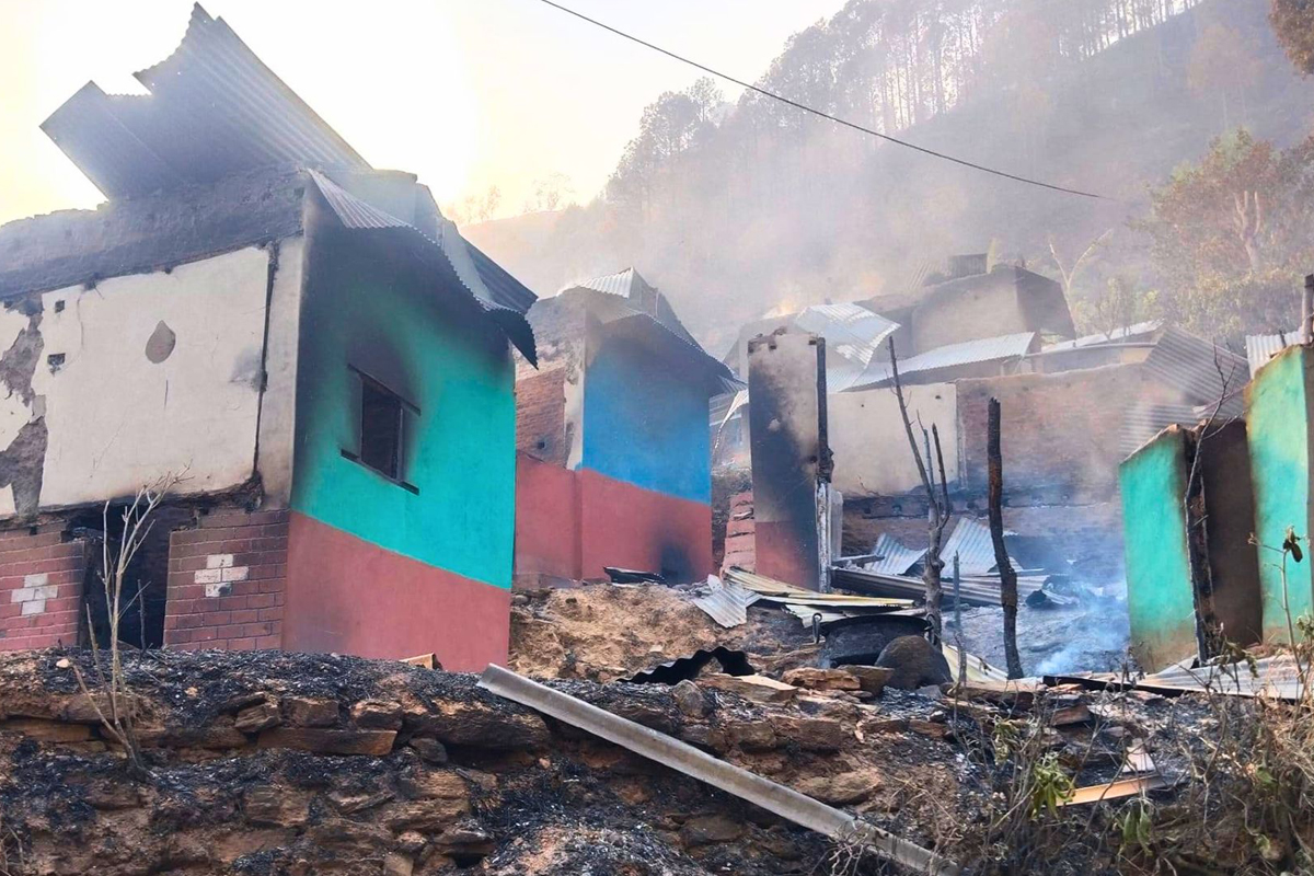 डढेलो गाउँमा सल्किँदा गुल्मी, अर्घाखाँची र नवलपरासीमा जले ७० भन्दा धेरै घरगोठ