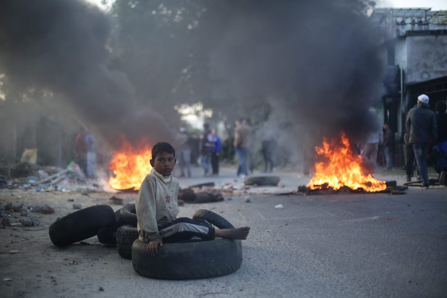 सुकुमबासी बस्तीमा महानगरको डोजर (तस्वीरसहित)