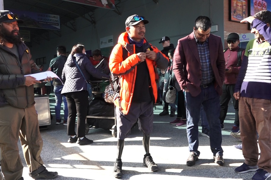 दुवै खुट्टा नभएका हरि बुढामगर सगरमाथा चढ्न आधार शिविरतर्फ 