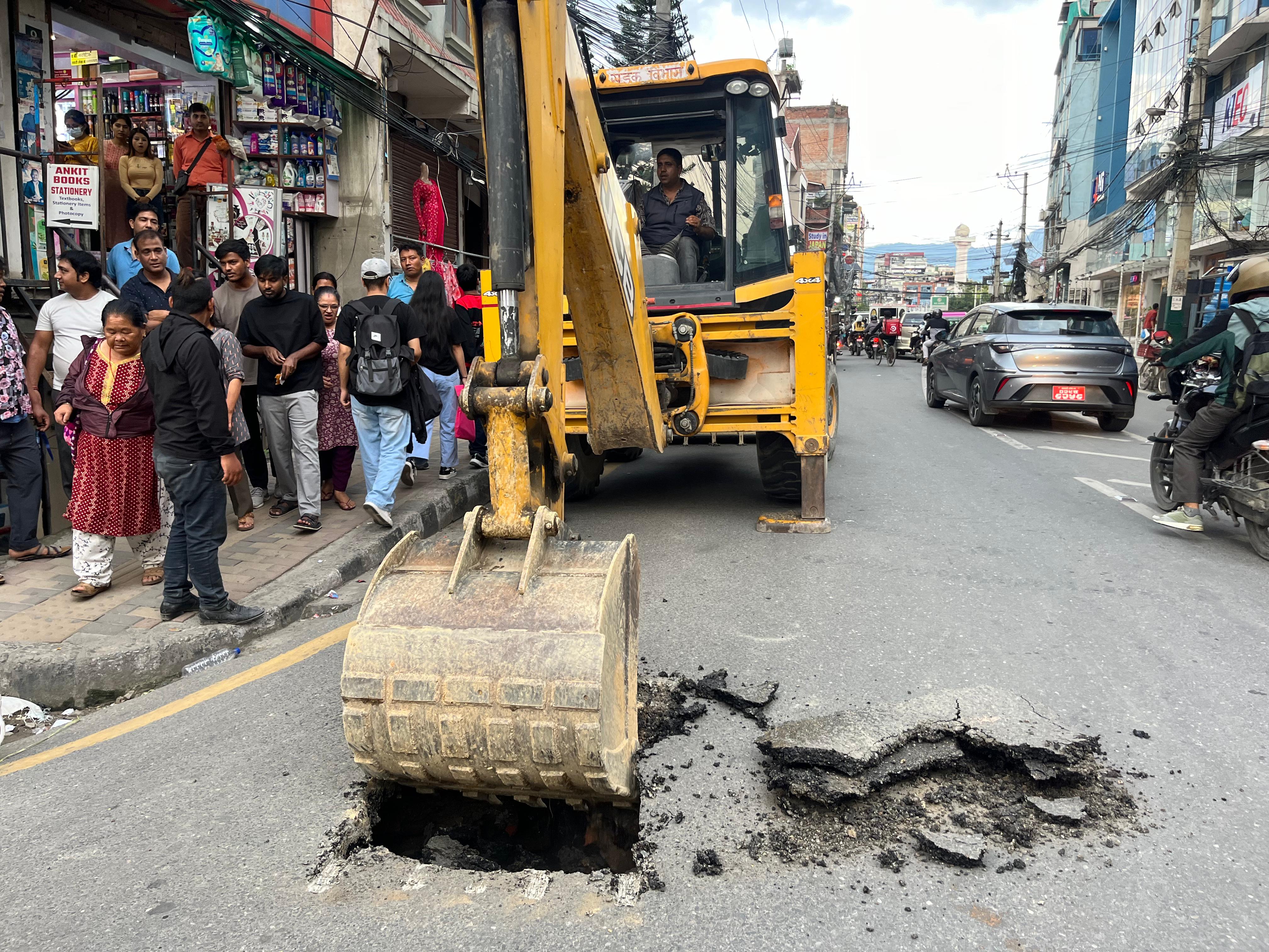 बानेश्वरमा भासियो सडक (तस्वीरहरू)