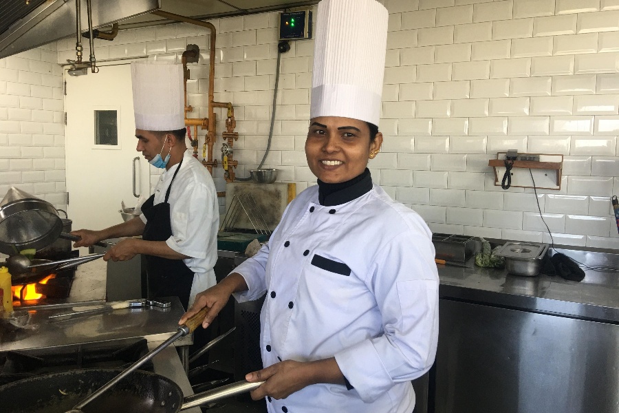 चारतारे होटलको ‘किचन’ मा महिला सेफ