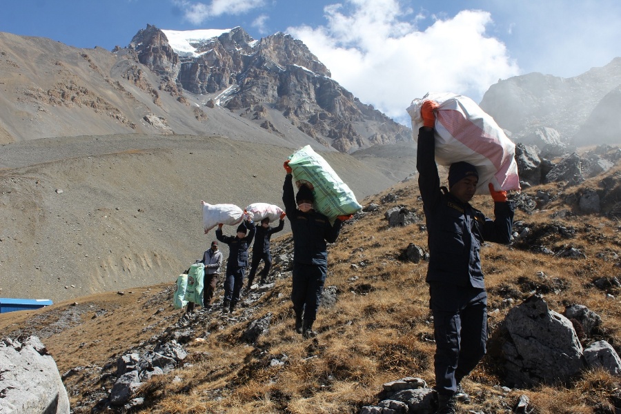 ५ हजार ४०० मिटर उचाइको थोराङमा सरसफाइ