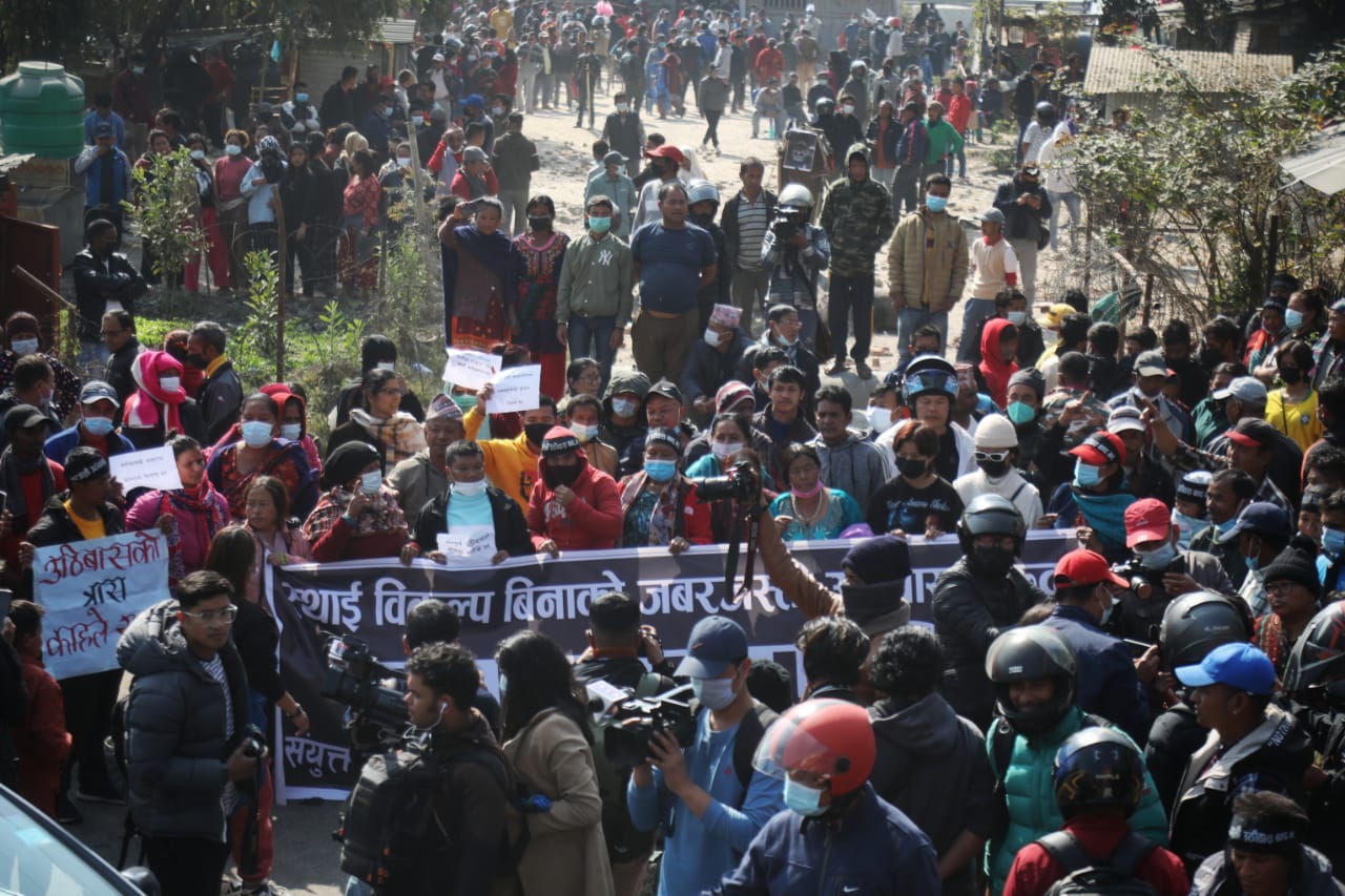 बालेनविरुद्ध सुकुमबासीको नाराबाजी (तस्वीरहरू)