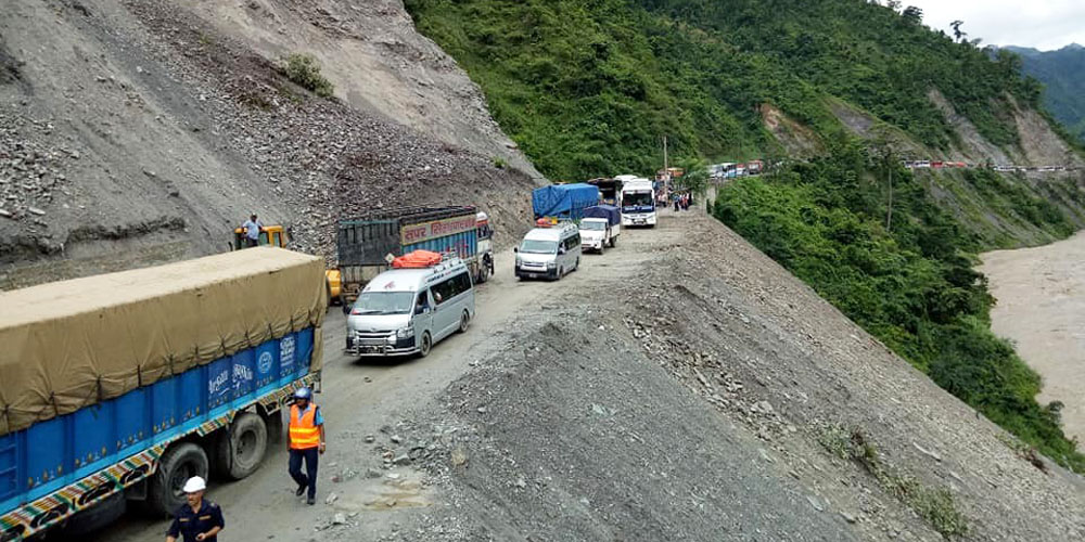 नारायणगढ–मुग्लिन सडकमा माइक्रोबसको जोखिमपूर्ण ओभरटेकले अन्य सवारीलाई सास्ती