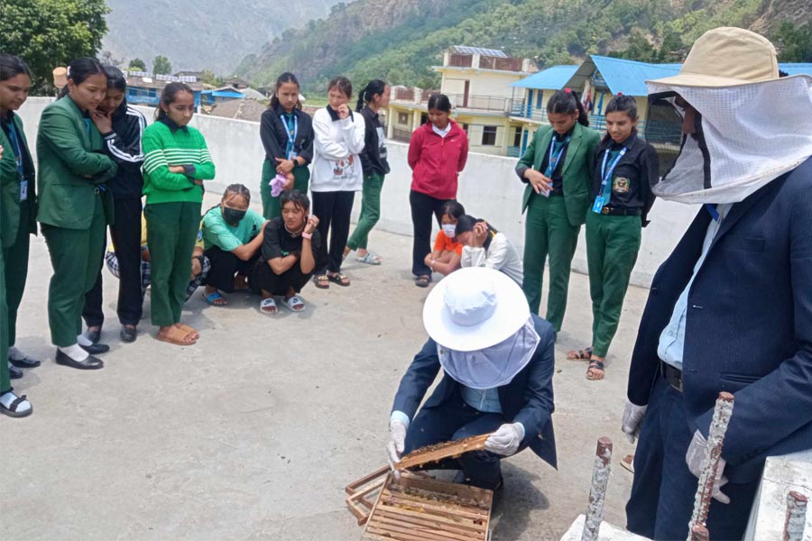 विद्यार्थीलाई व्यावसायिक कृषिमा लाग्न प्रेरित गर्दै प्राविधिक शिक्षालय