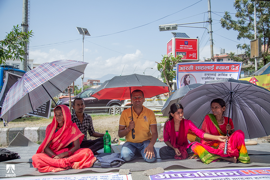 आरती साह मृत्यु प्रकरण: प्रहरीको अनुसन्धानमाथि शंका गर्दै काठमाडौँमा पीडित परिवारजनको धर्ना