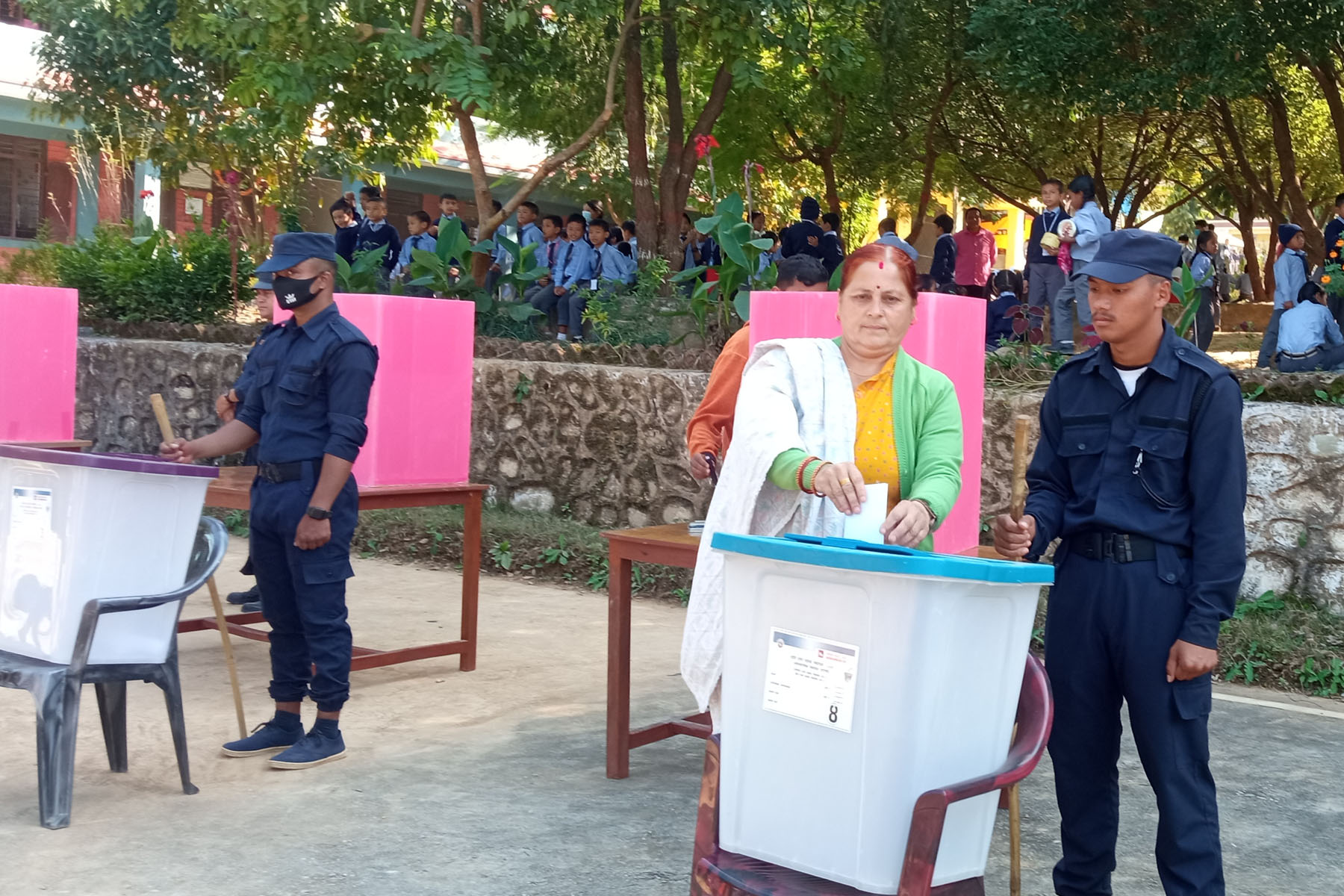 एमाले प्रतिनिधि नआउँदा तनहुँको एक केन्द्रमा मतदान शुरू भएन