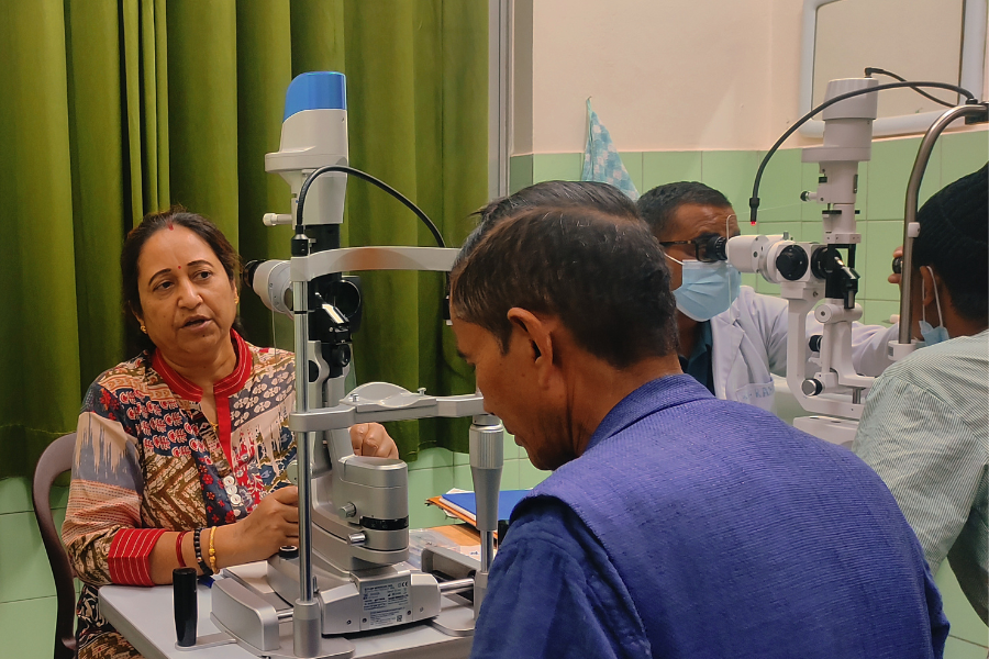 अस्पतालमा आँखा पाकेका बिरामीको अझै भीड, चिकित्सकको सल्लाहबिना औषधि चलाउँदा झनै समस्या