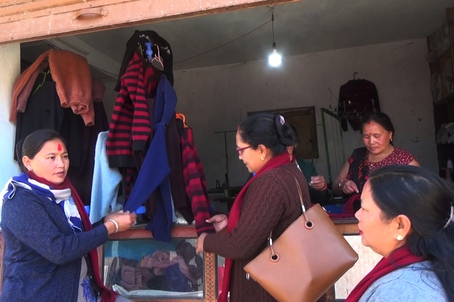 सामूहिक ढाका बुनाइबाट आत्मनिर्भर बन्दै महिला