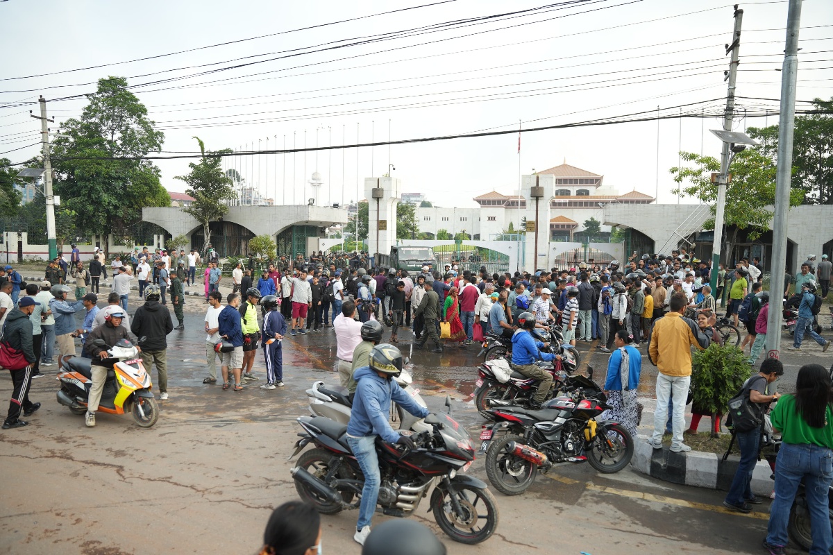 संसद् भवन परिसरमा बिहानैदेखि भेला भए युवा [तस्वीरहरू]