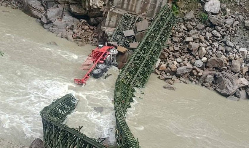 अरुण नदीको बेलीब्रिज भाँचियो