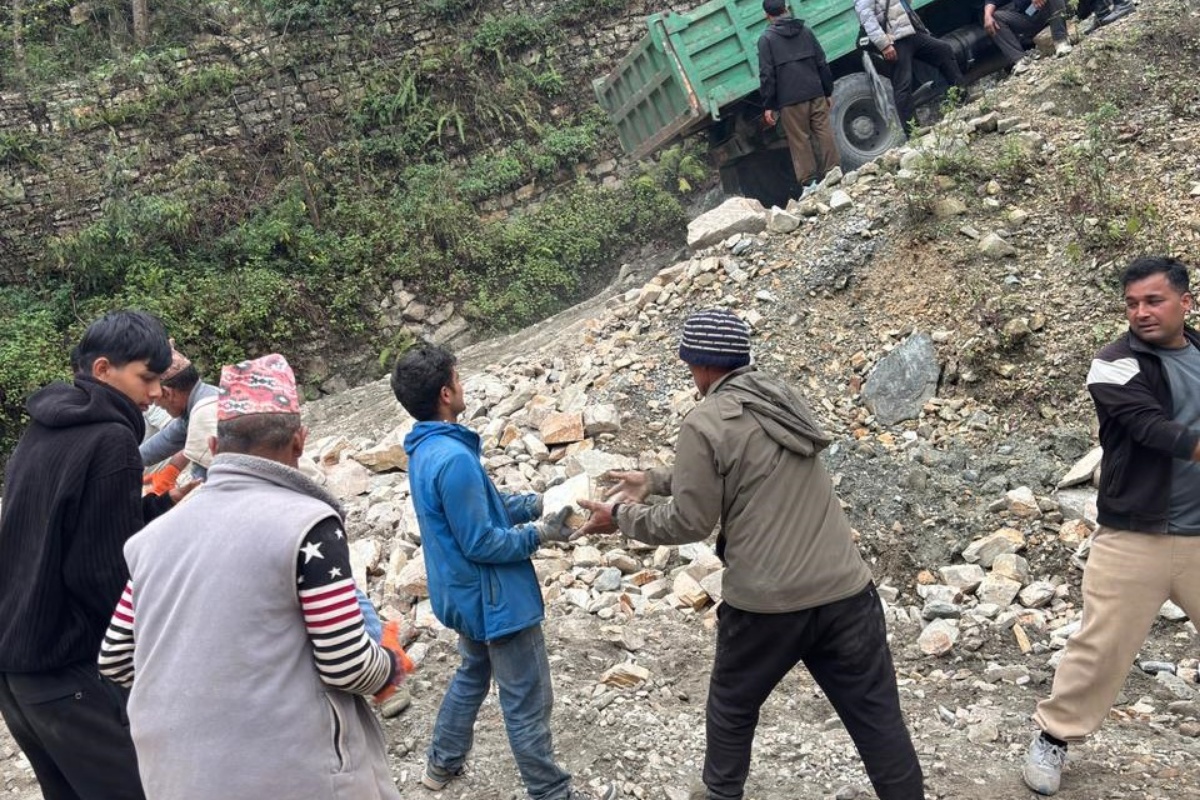 घोडेपानी जोड्ने सडक मर्मत गर्न समुदायको श्रमदान