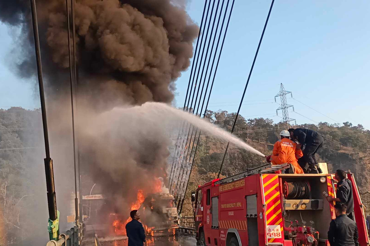 पुलबीचमै ट्रकमा लागेको आगोले देखाएको कमजोरी : प्रज्वलनशील वस्तु ओसारपसारमा छैन मापदण्ड