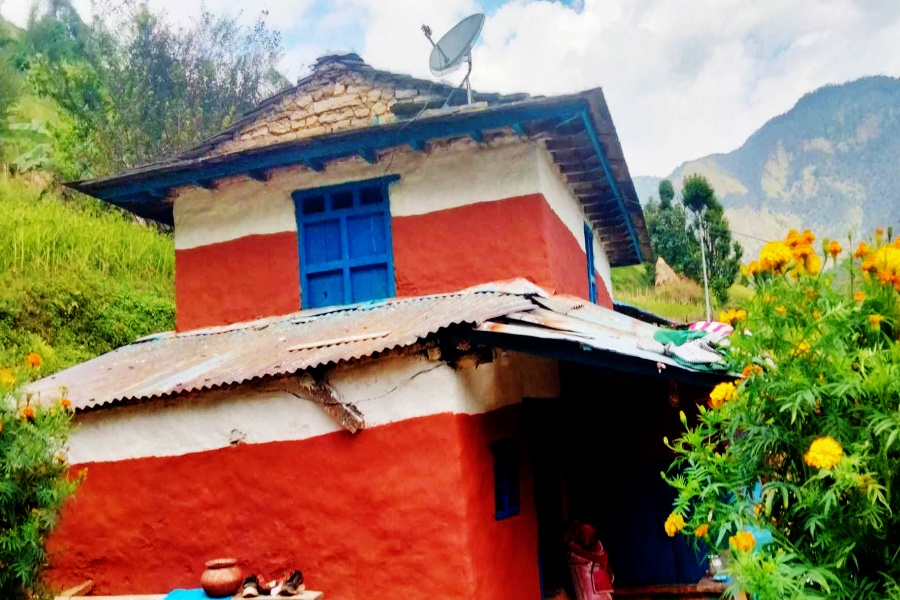 रातोमाटो र कमेरोले पोतिन छोडे गाउँका घर