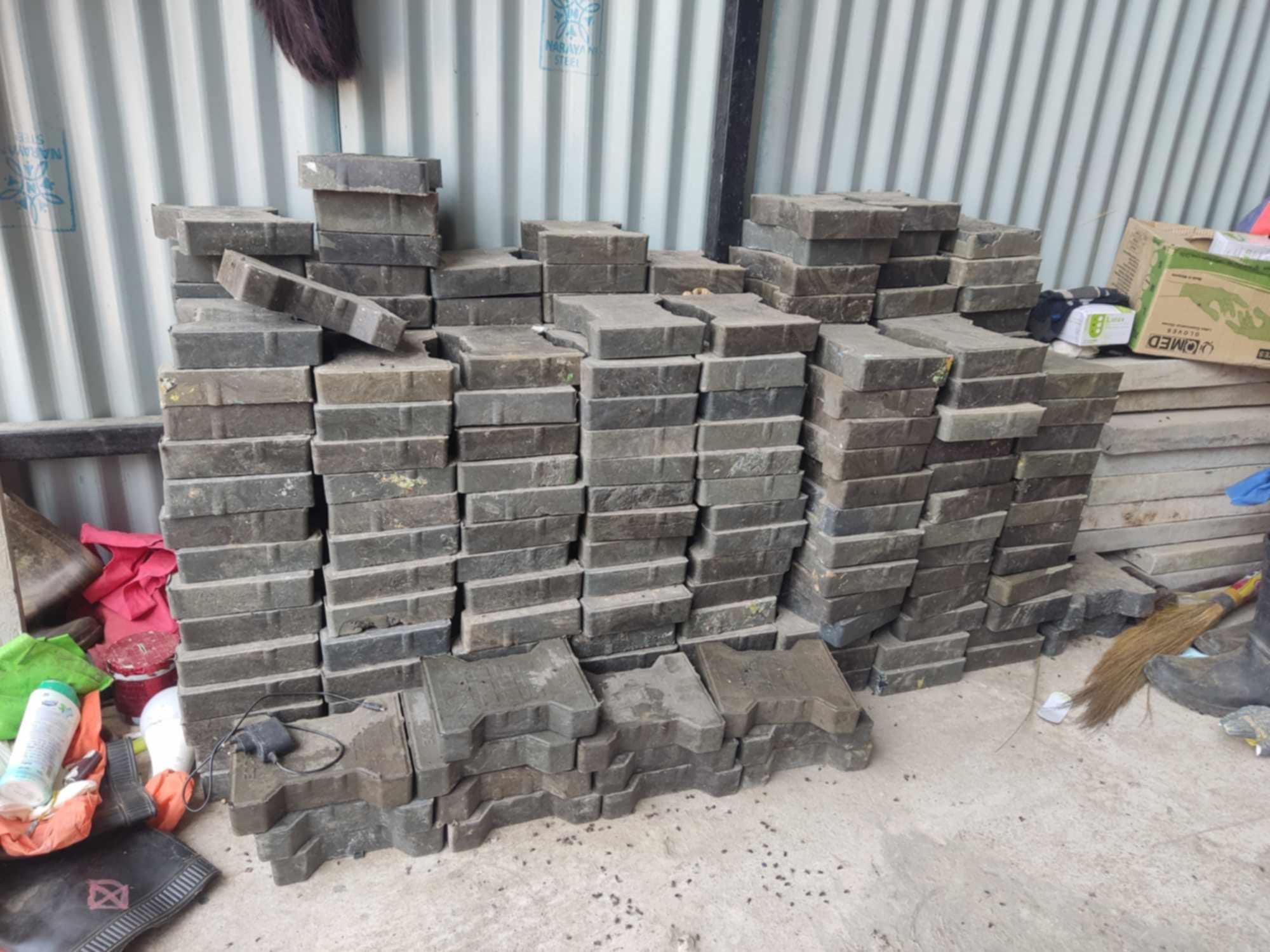 राप्ती गाउँपालिकामा फोहोरबाट टायल, इन्टरलकलगायत सामग्री उत्पादन