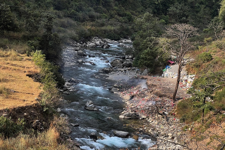खोलामा फालिन्छ बुर्तिबाङको फोहोर