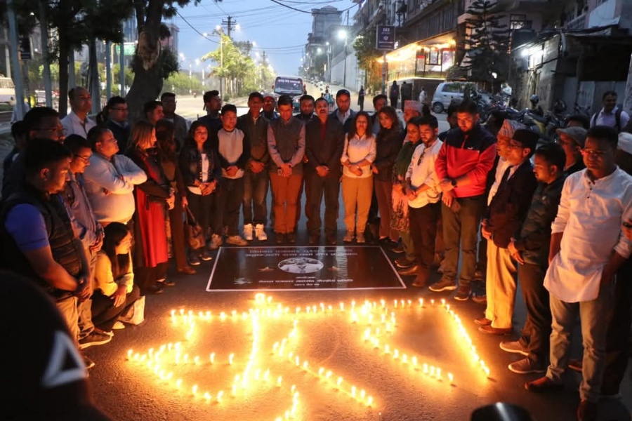दिवङ्गत पत्रकार सुरेश रजकको सम्झनामा दीप प्रज्वलन