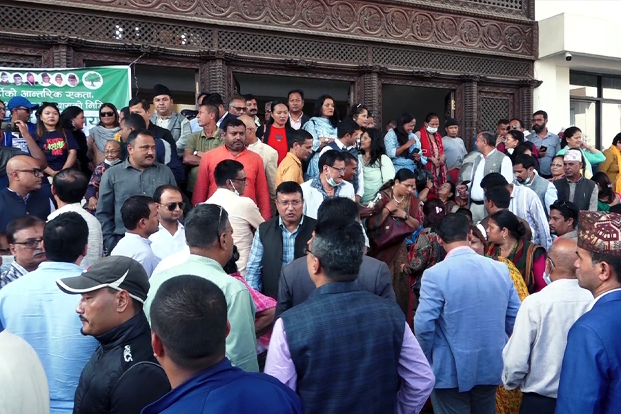 कांग्रेसको केन्द्रीय कार्यालयमा शेखर पक्षीय नेताहरूको धर्ना