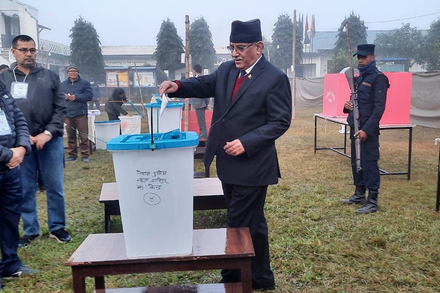 माओवादी अध्यक्ष प्रचण्डले चितवनबाट गरे मतदान 