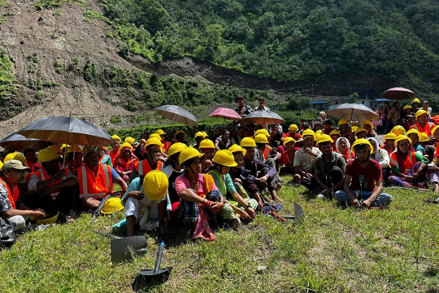स्थानीयवासी परिचालन गरी सडक स्तरोन्नति शुरू