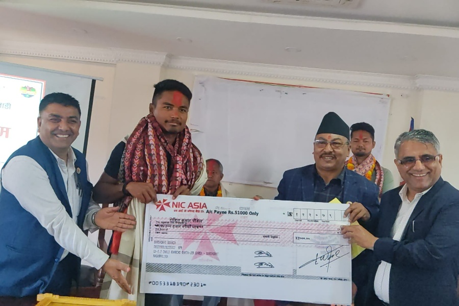 गृहनगरमा रोहित पौडेल ५१ हजार रुपैयाँसहित सम्मानित 