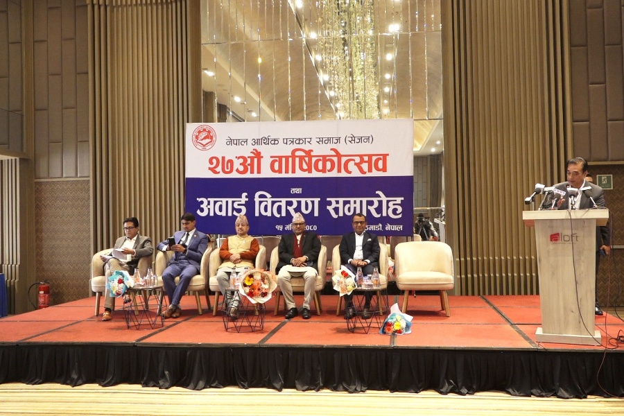 ऋणीसँग कुनै बैंकले बढी ब्याज लिए ‘स्टेटमेन्ट’ लिएर आउनूस् : गभर्नर