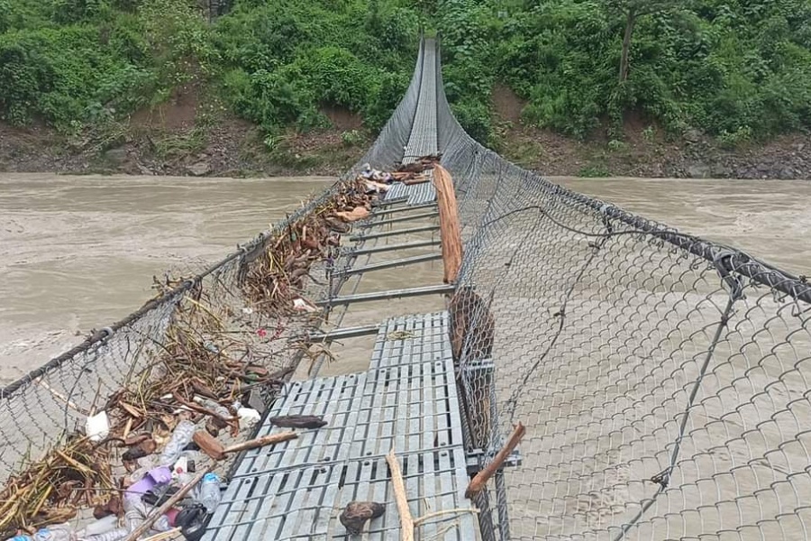 त्रिशूलीको बाढीले धादिङ र गोरखा जोड्ने झोलुंगे पुलमा क्षति: ९४ घरधुरी प्रभावित
