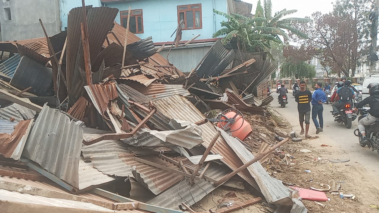 काठमाडौँ महानगरले डोजर चलाएर हटायो कवाडी संकलन केन्द्र