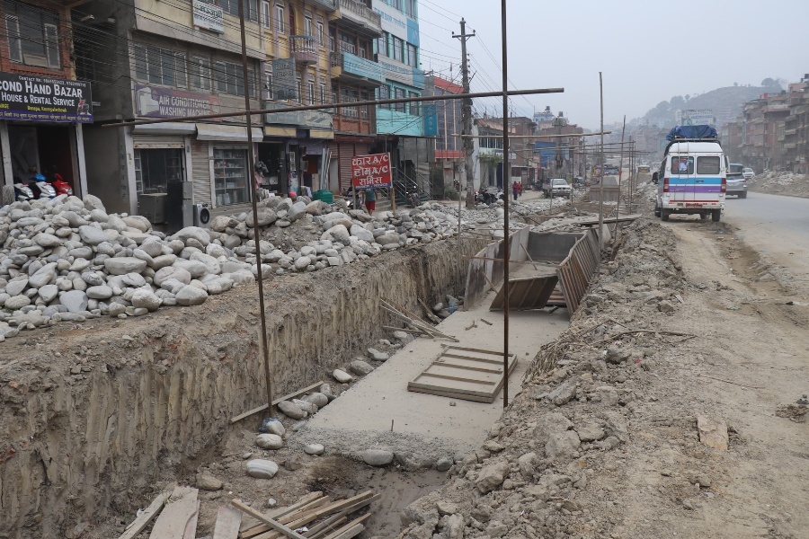 
धुलिखेल–साँगा सडकः स्थानीयको अवरोधले पुलबजार क्षेत्रमा काम ठप्प