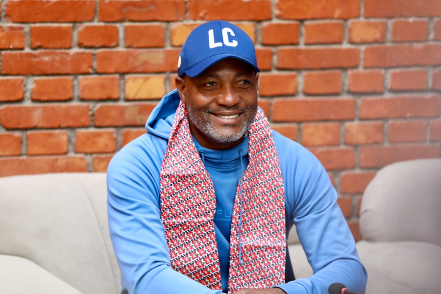 नेपाल आइपुगे ब्रायन लारा