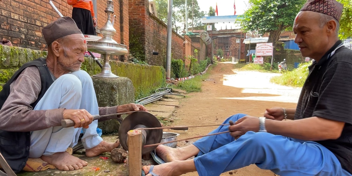 पृथ्वीनारायण शाहको पालादेखि हतियारमा साँध लगाइरहेको परिवार