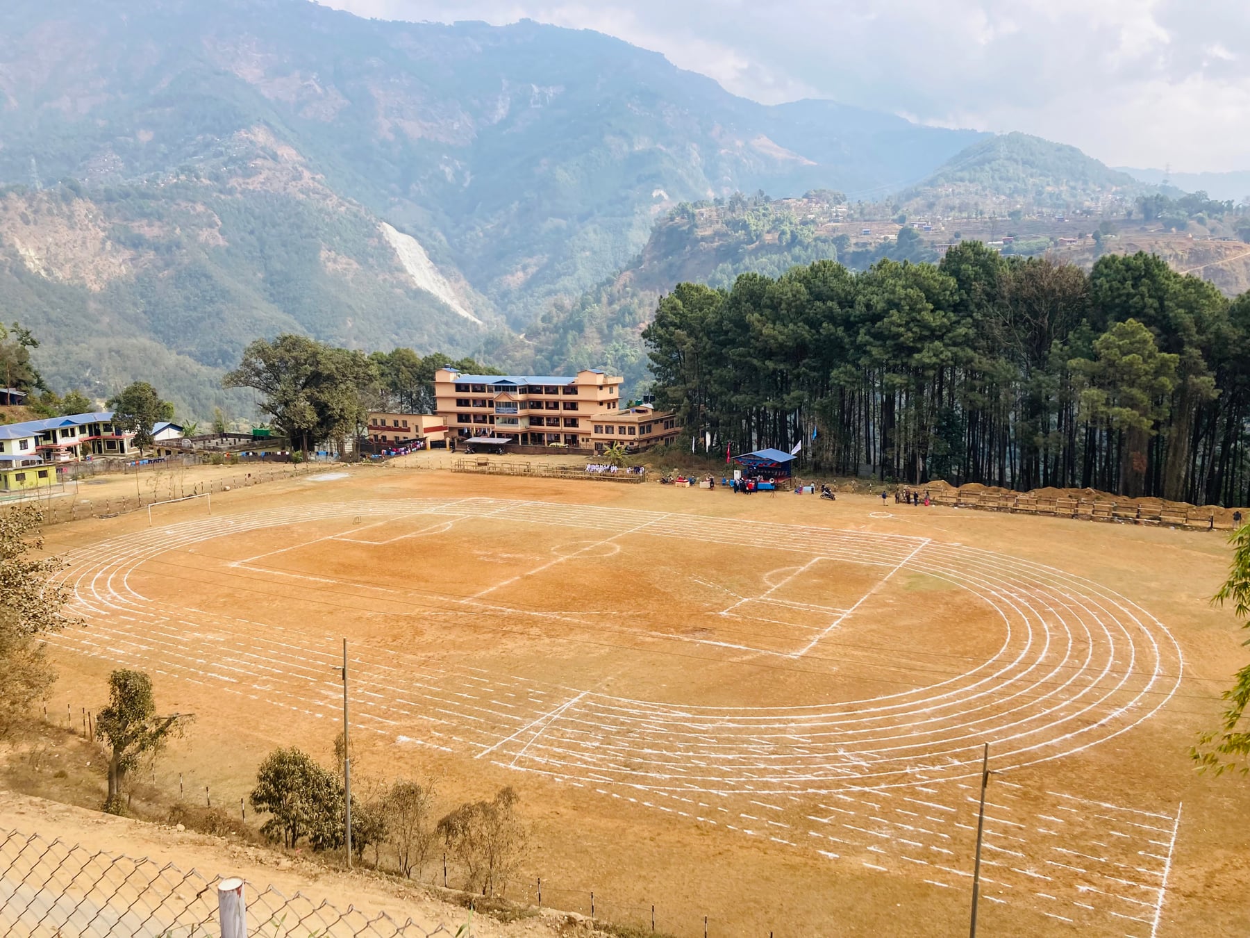 धुलोमै खेल्छन् खेलाडी, धुलोमै बस्छन् दर्शक