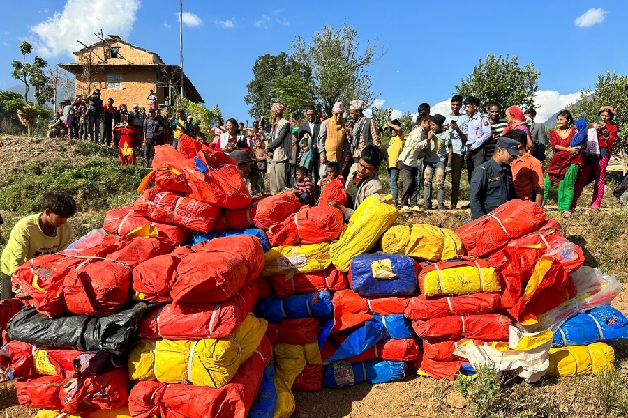 उपप्रधानमन्त्री खड्का राहत सामग्री लिएर जाजरकोटमा