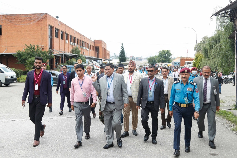 सुन बाहिरिएको घटना बुझ्न भन्सार कार्यालय पुगे गृहमन्त्री 