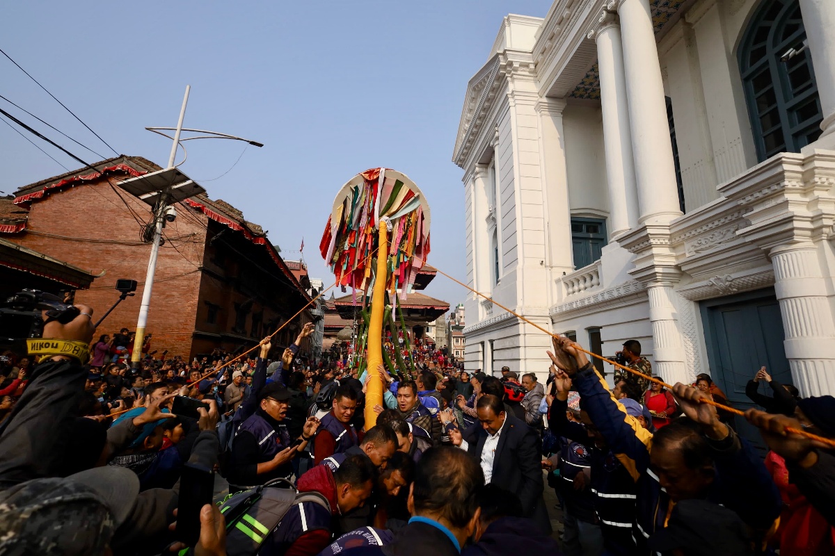 बसन्तपुरमा चीर ठड्याइएसँगै शुरू भयो होली [तस्वीरहरू]
