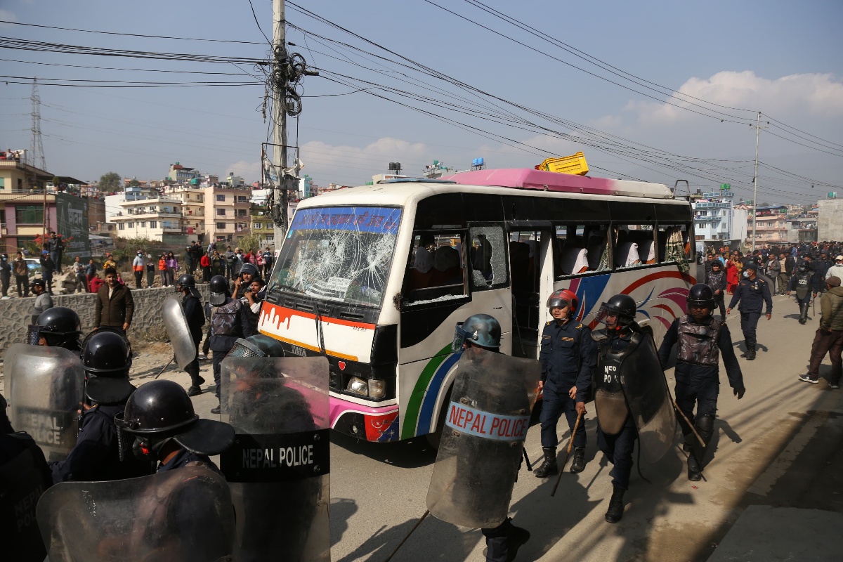 काठमाडौँमा बसको ढोकाबाट खसेर २ जनाको मृत्यु, सहचालक घाइते