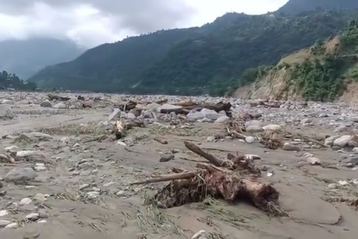 बागमतीले बगायो घरखेत, बिरामीलाई अस्पताल लैजाने बाटो नै छैन