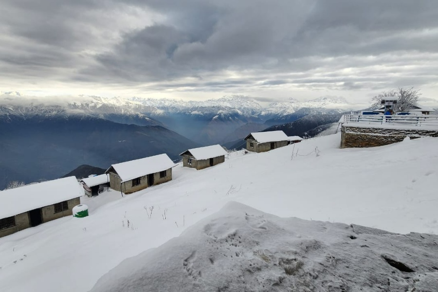 बेमौसमी हिमपातले असहज बन्दै जनजीवन