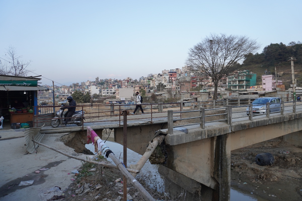 बाढीले क्षतिग्रस्त नख्खुडोल पुल मर्मत नहुँदा यात्रा जोखिमपूर्ण